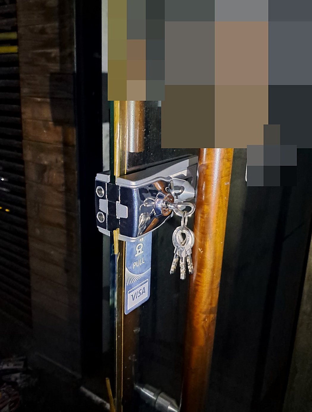 일산서구 덕이동 출장 — 나무빛 손잡이 사이 유리문에 달린 은빛 잠금장치와 꽂혀 있는 열쇠 몇 개